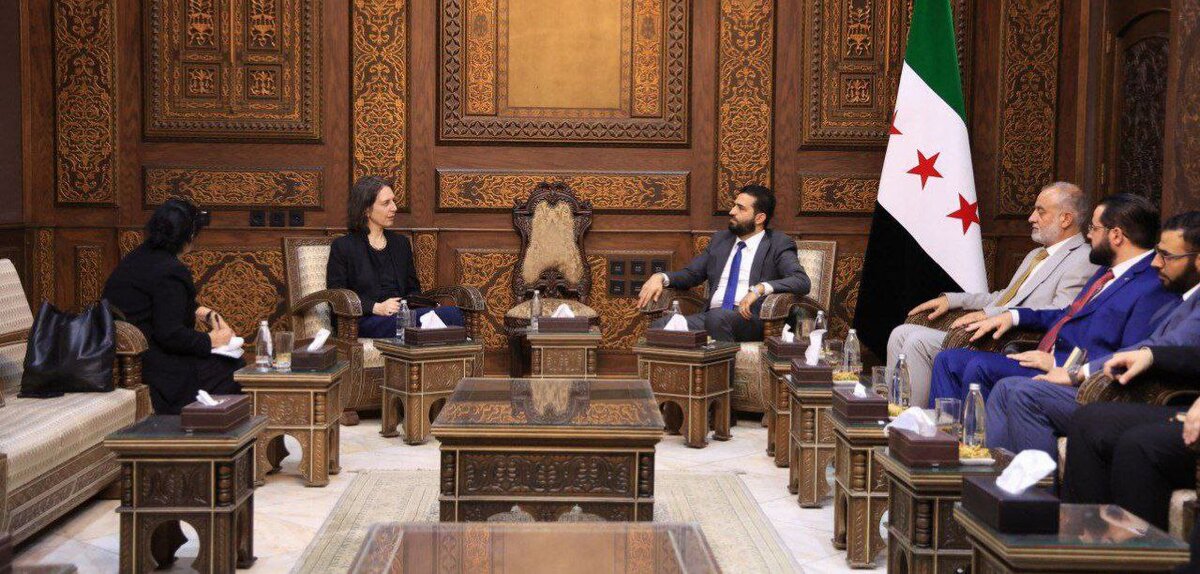 وزير الداخلية السوري يبحث مع وفد بريطاني تعزيز الاستقرار وتطوير العلاقات بين دمشق ولندن