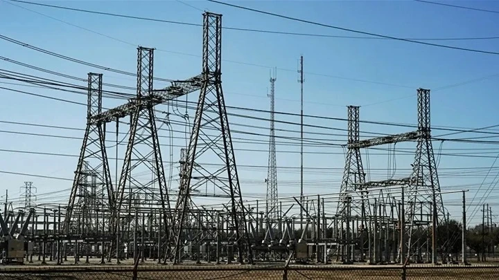 انفراجة في أزمة الطاقة السورية: اتفاق مرتقب مع تركيا لاستيراد الكهرباء والغاز