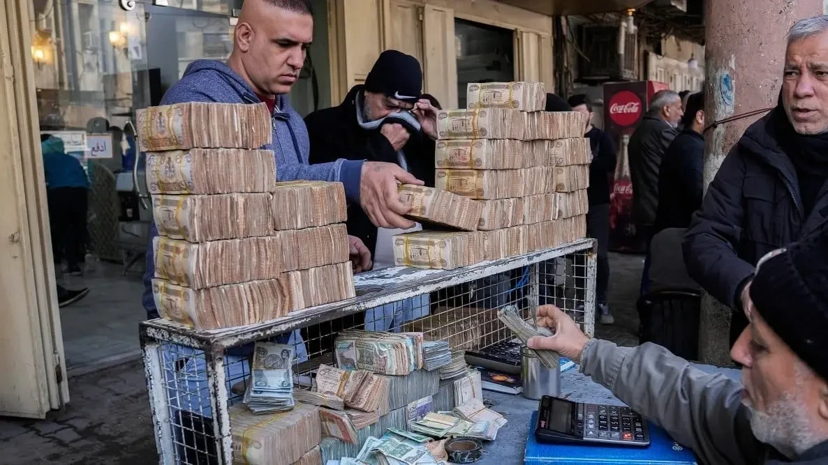 الليرة السورية تواصل انهيارها: قفزة جديدة للدولار في السوق السوداء اليوم 4 أيار 2025