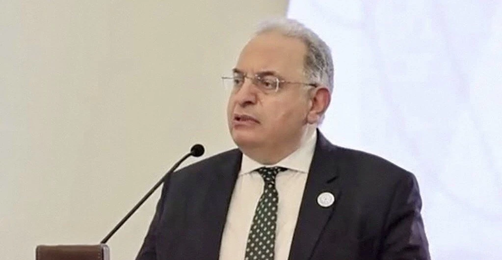 وزير سوري يفاجئ الجميع باعتذار علني للشعب: خطوة نحو الشفافية والمحاسبة؟