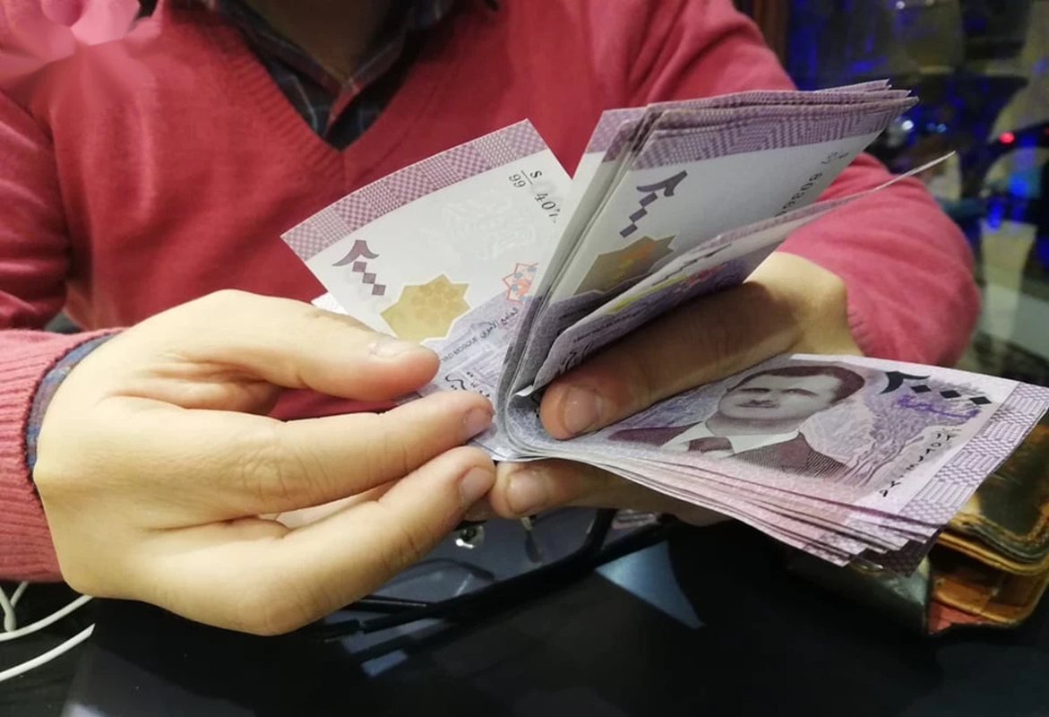 تذبذب مستمر: أسعار صرف الليرة السورية مقابل الدولار والعملات الأجنبية اليوم الأربعاء