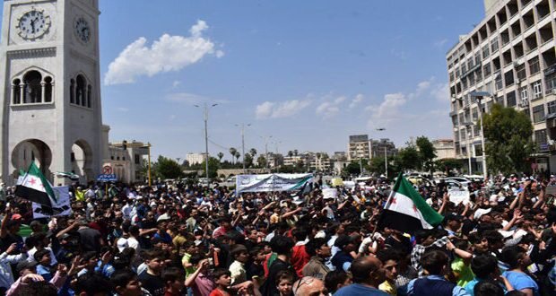 حماة تنتفض: مظاهرة حاشدة تندد بالاعتداءات الإسرائيلية وتدعم وحدة سوريا