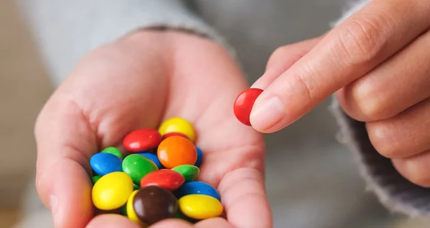 خطوة نحو غذاء آمن: FDA توافق على 3 ملونات غذائية طبيعية جديدة