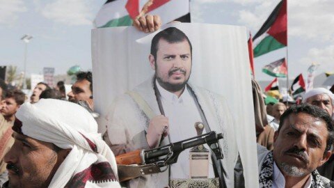 أنصار الله تهدد إسرائيل بضربات "مدروسة" رداً على قصف ميناء الحديدة وتحذر السفارات