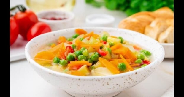 يخنة الخضار الشهية مع الأرز: وصفة غداء عائلية سهلة وسريعة