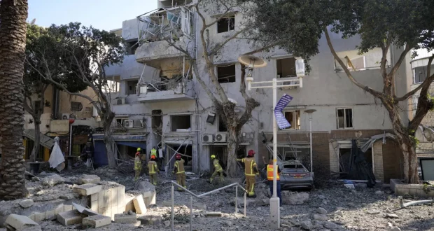 إيران تطلق عشرات الصواريخ الباليستية على إسرائيل ردًا على الضربة الأميركية