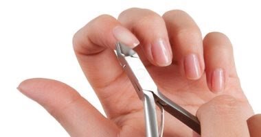 وداعاً للصالونات: 6 خطوات أساسية للعناية بأظافرك في المنزل