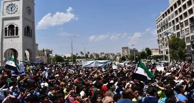 حماة تنتفض: مظاهرة حاشدة تندد بالاعتداءات الإسرائيلية وتدعم وحدة سوريا