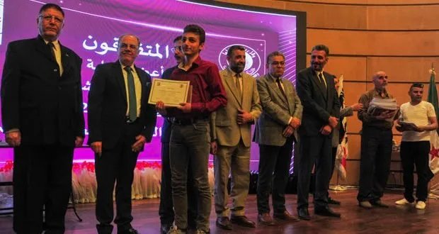 جامعة دمشق تكرم 300 من أبناء المعلمين المتفوقين في الشهادتين الثانوية والأساسية