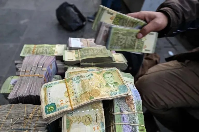 الليرة السورية تترنح: أسعار الدولار واليورو والذهب في السوق السوداء اليوم 9 مايو 2025