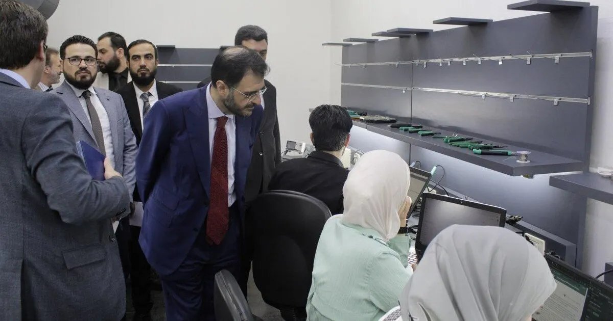 وزير الاتصالات يدعو لدعم الشركات الناشئة وتفعيل الحاضنات العلمية في سوريا