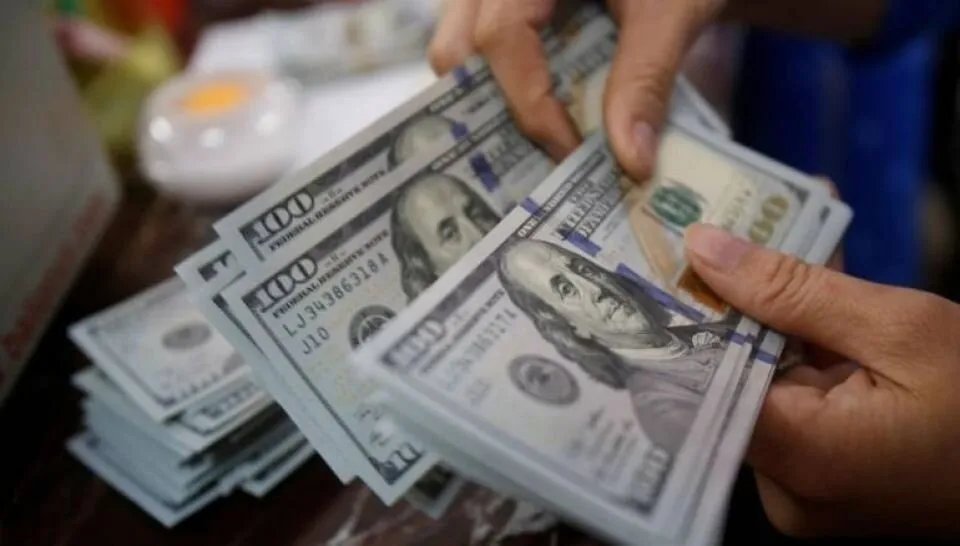 هبوط الدولار المفاجئ في سوريا: فرصة ذهبية أم فقاعة مضاربة؟ خبير اقتصادي يقدم نصائح لحماية مدخراتك