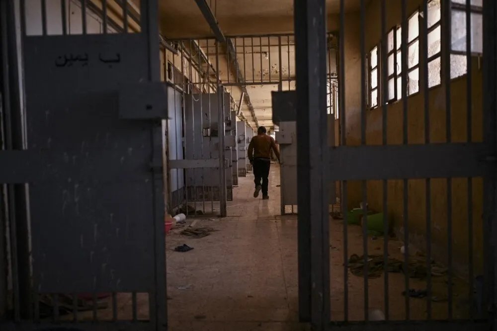 صدمة في سوريا: ناشط حقوقي مُفرج عنه من صيدنايا يُصاب بالإيدز.. هل هي جريمة حرب؟
