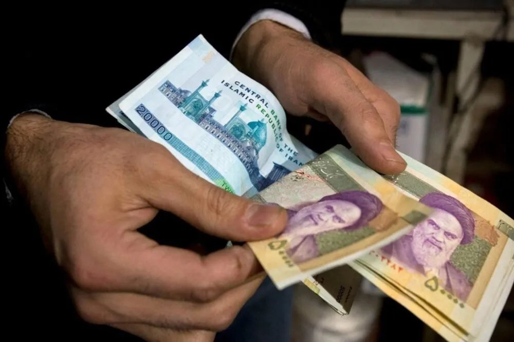 الريال الإيراني ينهار إلى مستوى قياسي عقب فوز ترامب: مخاوف من تفاقم الأزمة الاقتصادية