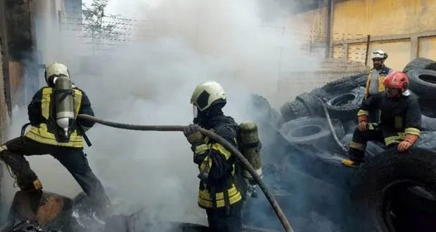 السيطرة على حريق في مستودع إطارات بمرفأ اللاذقية دون إصابات