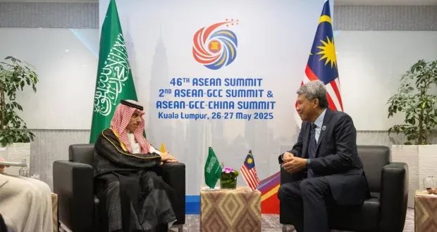السعودية وماليزيا تعززان التعاون في قضايا إقليمية ودولية خلال قمة الآسيان