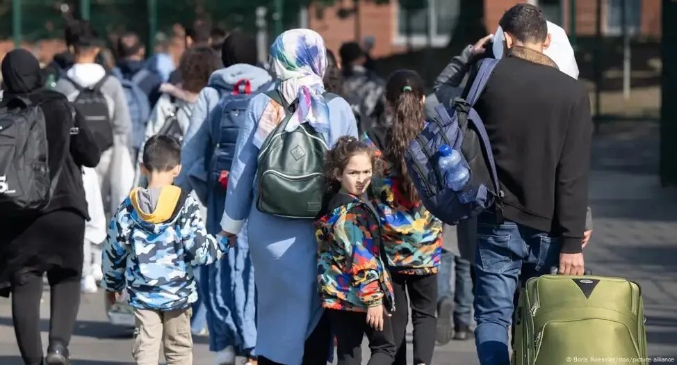 ألمانيا تشدد قوانين الهجرة: قيود على لم شمل اللاجئين وإلغاء التجنيس السريع
