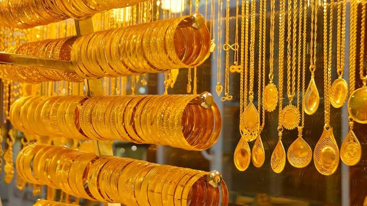 الليرة السورية تحافظ على استقرارها أمام الدولار مع انخفاض أسعار الذهب