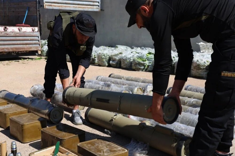 إحباط تهريب أسلحة نوعية من القصير إلى لبنان: صواريخ موجهة وذخائر في قبضة الأمن السوري