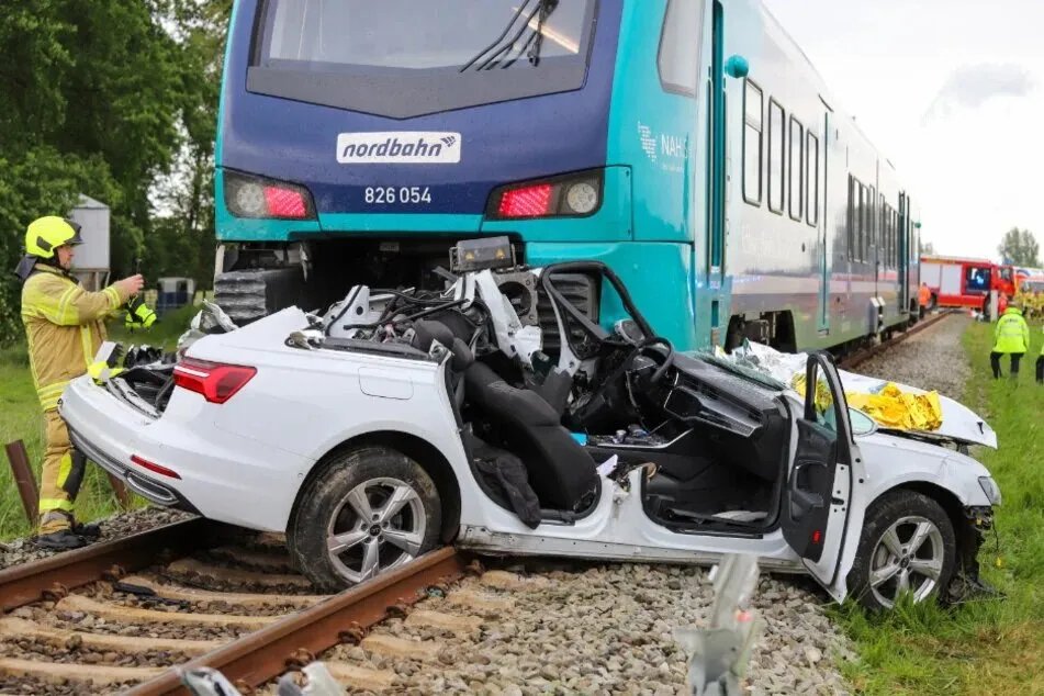 مأساة في ألمانيا: مصرع سائق في حادث اصطدام قطار بسيارة