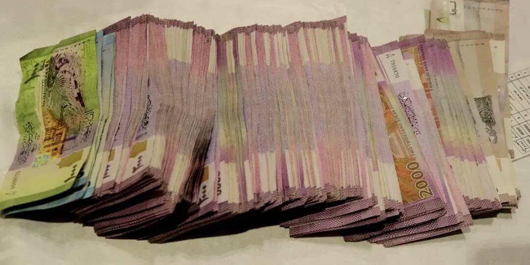 الليرة السورية تترنح: أسعار الدولار واليورو والذهب في السوق السوداء اليوم 6 يونيو 2025