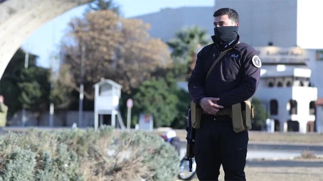 متهم بجرائم حرب يسجن رجال أمن أوقفوه: قصة فساد وغضب شعبي في ريف دمشق