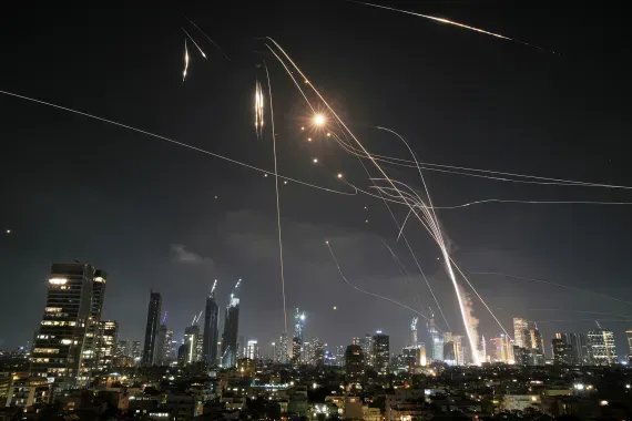 تصعيد خطير: مواجهة مباشرة بين إسرائيل وإيران تشتعل بتبادل الضربات الصاروخية والجويّة