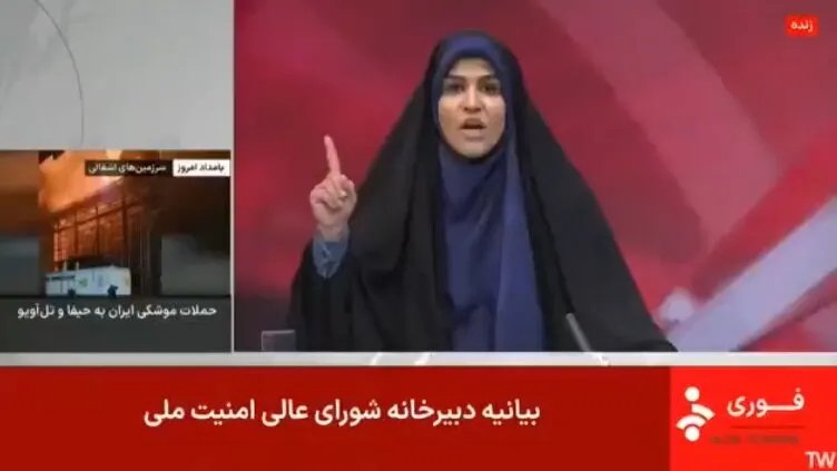 شاهد بالفيديو: لحظات الذعر.. قصف يستهدف مقر التلفزيون الإيراني ومذيعة تنجو بأعجوبة على الهواء!
