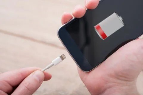أخطاء تدمر بطارية هاتفك: تجنب هذه العادات الشائعة أثناء الشحن!