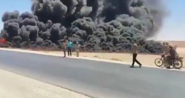 مأساة على طريق الحسكة-الرقة: انقلاب صهريج محروقات واحتراق سائقه ومصرع شاب بحادث سير في الدرباسية