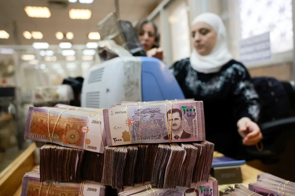 تراجع سعر الليرة السورية أمام الدولار والذهب يسجل ارتفاعًا تاريخيًا