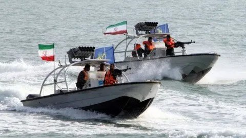 تصاعد التوتر: إيران تهدد بإغلاق مضيق هرمز.. ما هي التداعيات المحتملة على العالم؟
