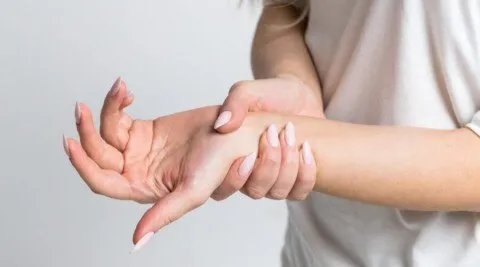 ارتعاش اليدين: الأسباب المحتملة ومتى يجب استشارة الطبيب؟