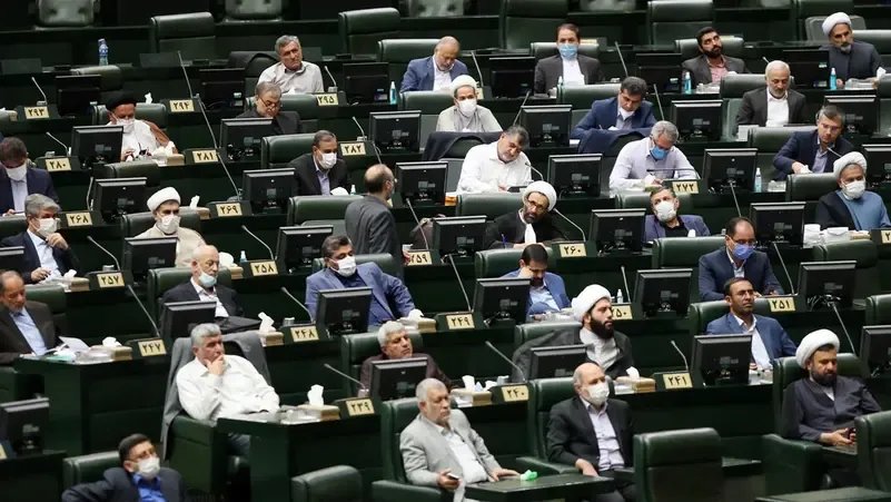 البرلمان الإيراني يقر قانونًا بتعليق التعاون مع الوكالة الدولية للطاقة الذرية: تفاصيل وحيثيات
