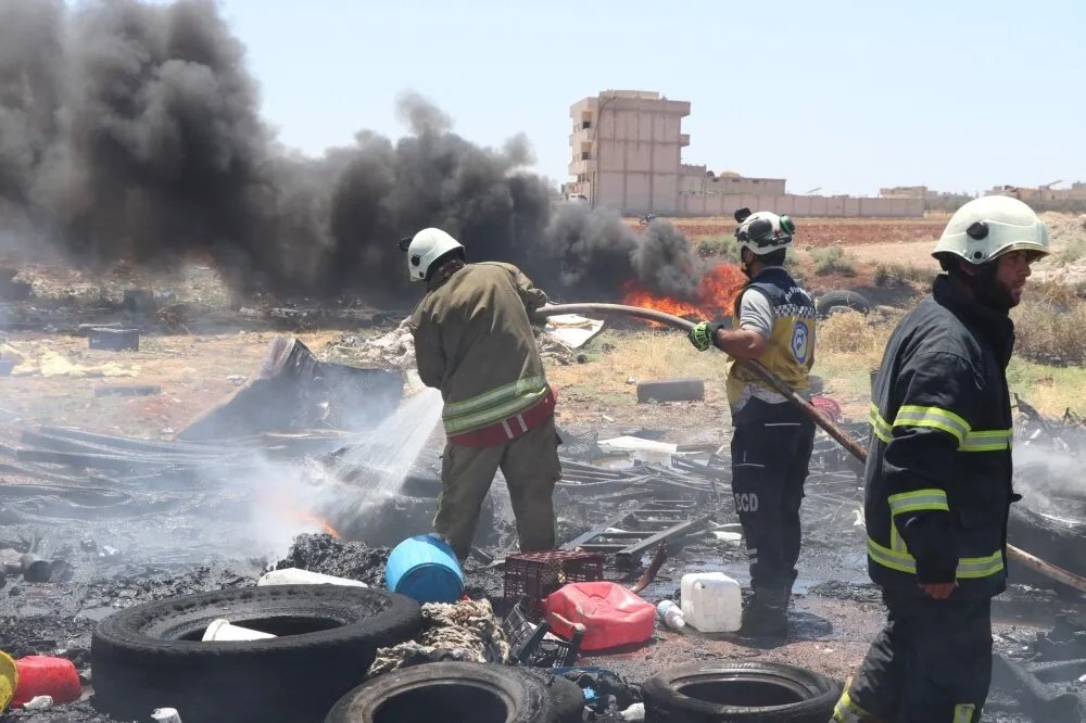 حريق يندلع قرب الأتارب إثر انفجار مجهول والمدنيون في مأمن