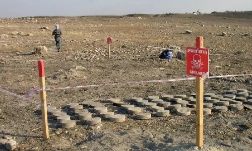 مصرع قيادي وعنصر من وزارة الدفاع السورية في انفجار لغم بدير الزور