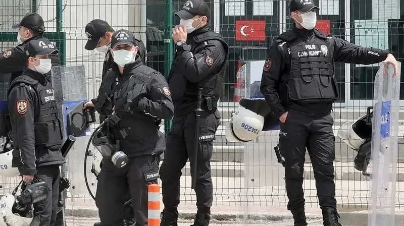 احتيال باسم الشرطة التركية: سوريّة تقع ضحية عصابة بتهمة الإرهاب الوهمية في أضنة