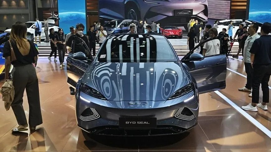 BYD الصينية تُحدث ثورة في صناعة السيارات الكهربائية بأكبر مصنع في العالم