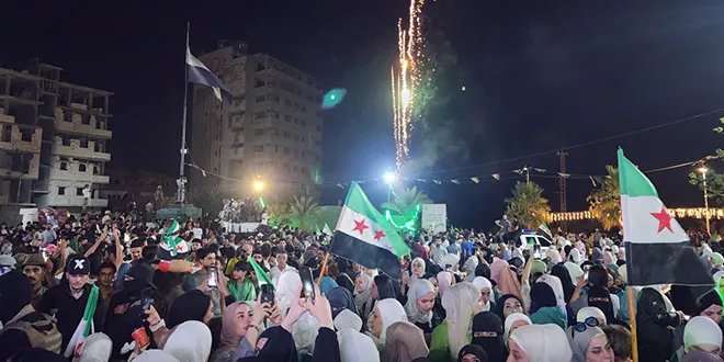 بهجة في دير الزور: الأهالي يحتفلون بالهوية البصرية الجديدة لسورية من ساحة السبع بحرات