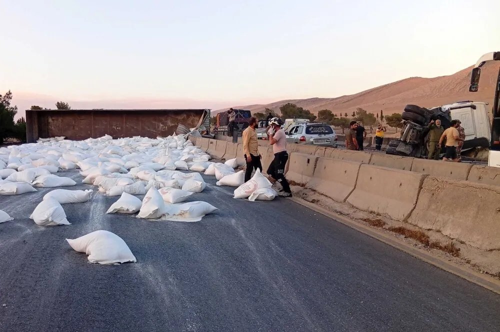 مصرع مدني في انقلاب شاحنة محملة بالطحين على طريق القطيفة-معلولا بريف دمشق