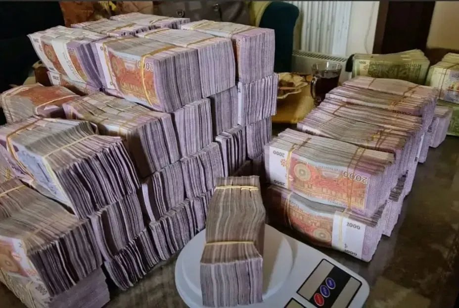 الليرة السورية تحافظ على استقرارها أمام الدولار والذهب عند مستويات مرتفعة