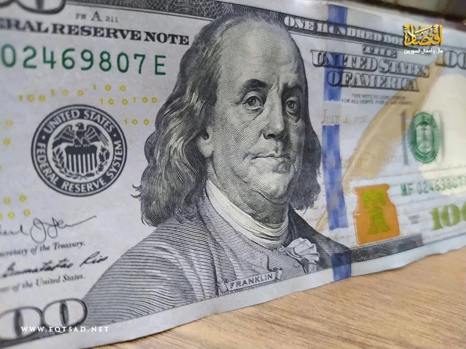تراجع طفيف في السوق السوداء: أسعار صرف الليرة السورية مقابل الدولار والعملات الأخرى مساء الأحد