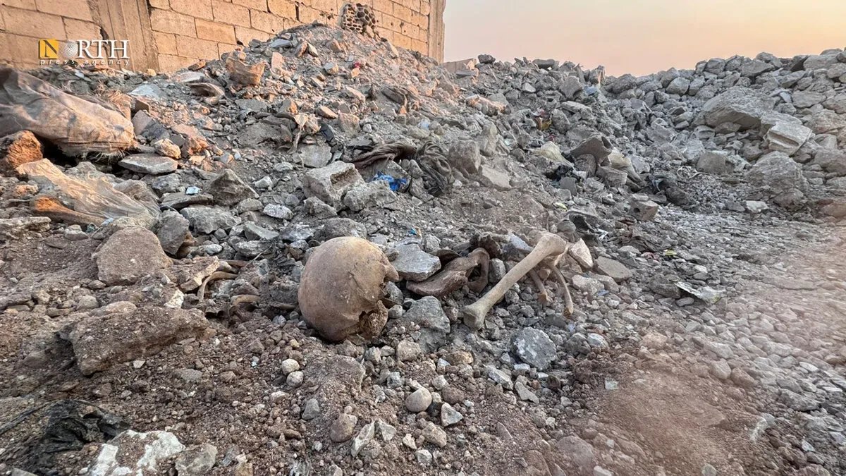 فاجعة في حمص: عائلة تعثر على بقايا جثث مدفونة تحت أنقاض منزلها المدمر