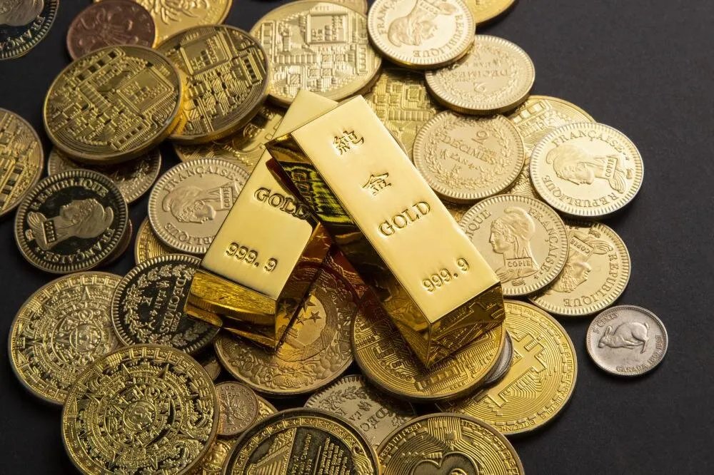 الليرة السورية تحافظ على استقرارها أمام الدولار مع ارتفاع طفيف في أسعار الذهب