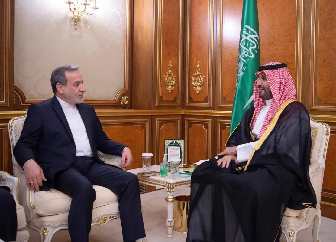 ولي العهد السعودي ووزير الخارجية الإيراني يناقشان آخر المستجدات الإقليمية وجهود تحقيق الاستقرار