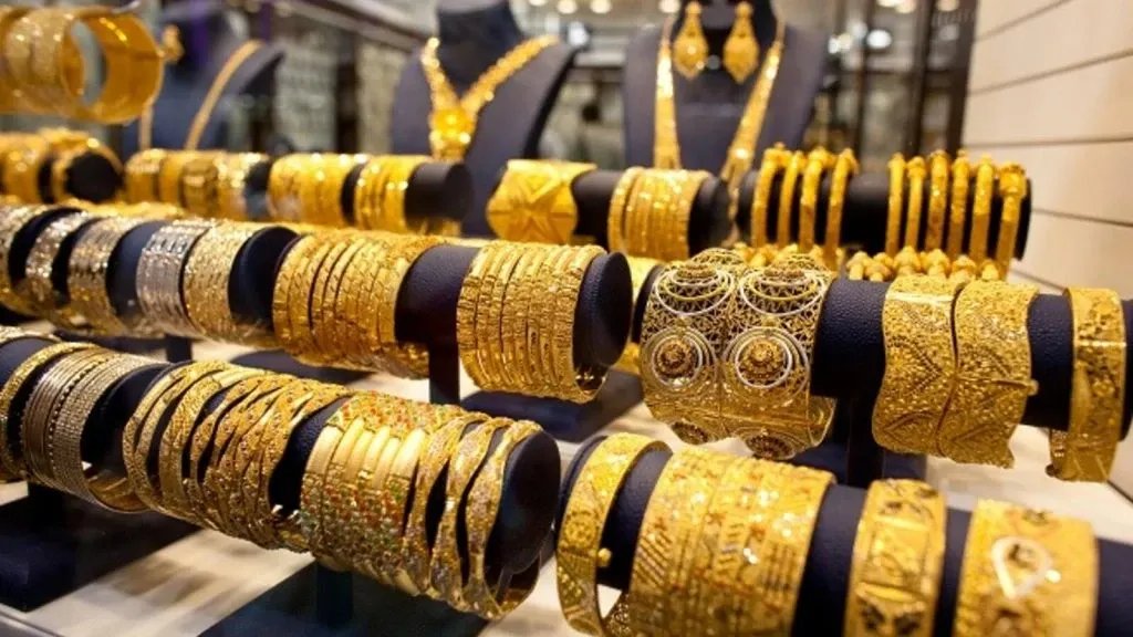 تراجع الذهب: هل يواصل الانخفاض وسط قوة الدولار وتقلبات الأسواق؟