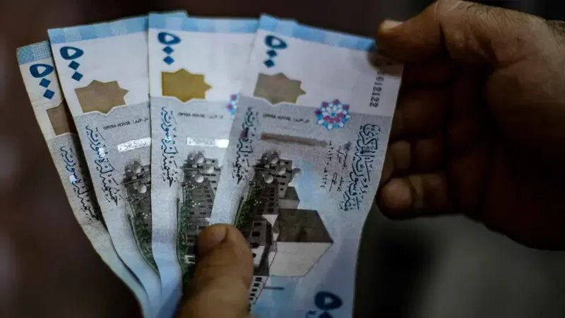 الليرة السورية تحافظ على استقرارها أمام الدولار مع ارتفاع طفيف في أسعار الذهب