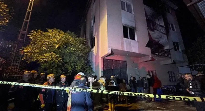 محامٍ تركي يشعل النار في منزل عائلة سورية بقونية بسبب خلاف مالي ويواجه عقوبة السجن