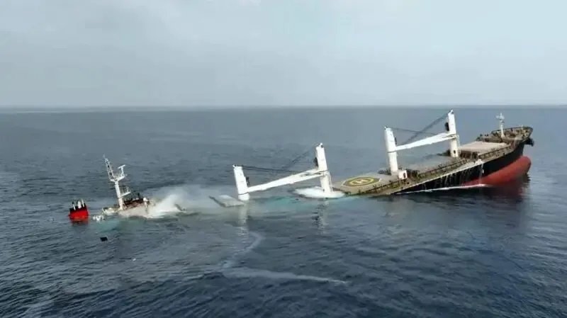 تصاعد التوتر في البحر الأحمر: الحوثيون يغرقون سفينة شحن ثانية خلال أسبوع وسط إدانات دولية