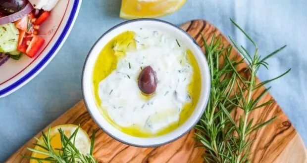 طريقة تحضير لبنة منزلية غنية بالزعتر وزيت الزيتون البكر